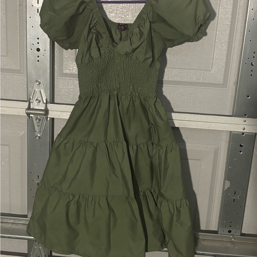 (NWOT) Elegant Green Puff Sleeve Dress